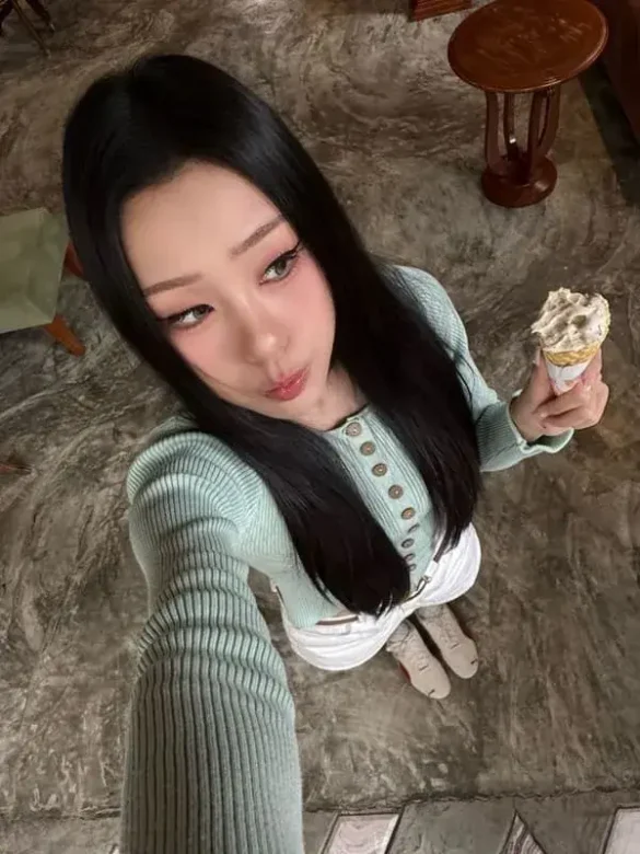 Chelsea Napapat Sattha-atikom selfie với kem