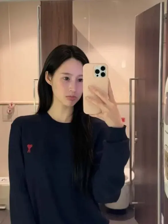 Mint Thishar Thurachon selfie trước gương