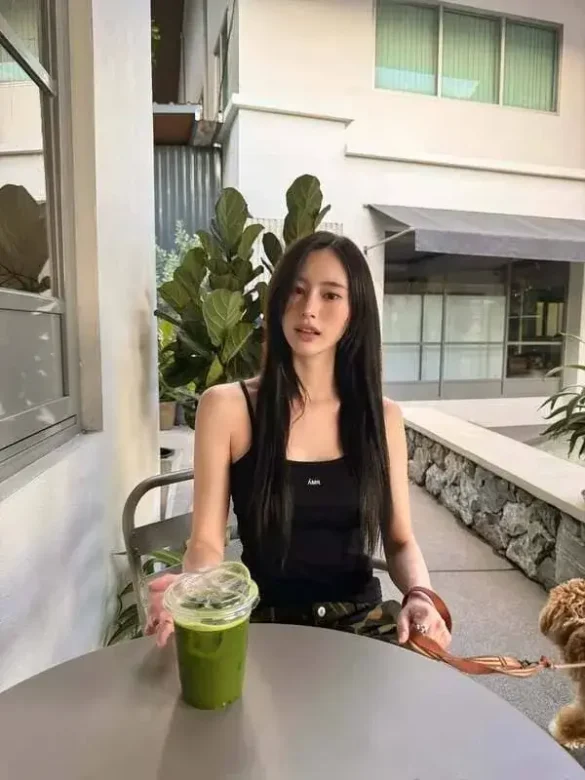 Mint Thishar Thurachon mặc áo balo đen