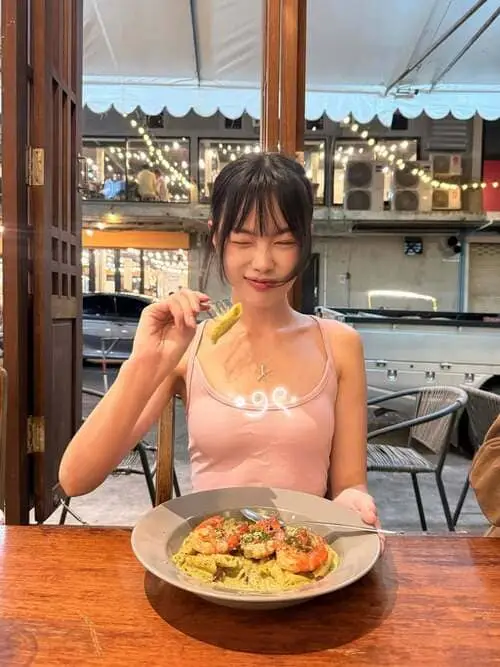 pimma-pimmada-chaisaksoen-thu-vien-hinh-anh-1 Pimma Pimmada ngồi quán ăn, cười nhắm mắt cầm nĩa món pasta