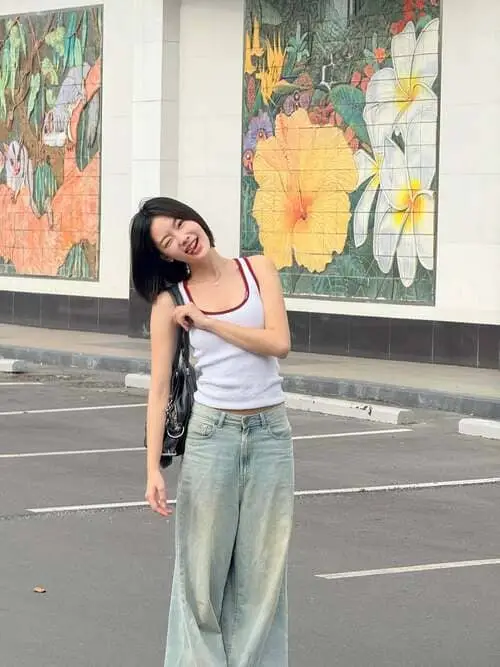 pimma-pimmada-chaisaksoen-thu-vien-hinh-anh-5 Pimma Pimmada chụp street style trước tranh tường hoa, áo tanktop trắng