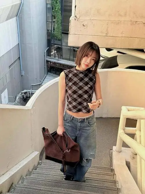 pimma-pimmada-chaisaksoen-thu-vien-hinh-anh-6 Pimma Pimmada đứng trên cầu thang, áo caro sát nách, xách túi lớn