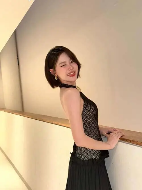 pimma-pimmada-chaisaksoen-thu-vien-hinh-anh-7 Pimma Pimmada diện váy đen, tựa lan can hành lang, cười rạng rỡ