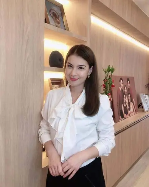 pang-patsachon-supree-thu-vien-hinh-anh-1 Pang Patsachon Supree áo sơ mi trắng tạo dáng trong văn phòng