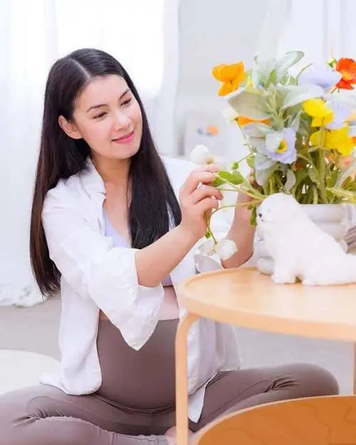 pang-patsachon-supree-thu-vien-hinh-anh-2 Pang Patsachon Supree chăm hoa cạnh thỏ trắng trong nhà