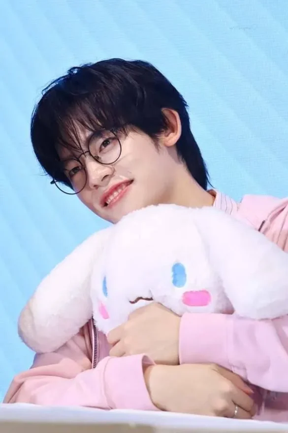 Por Suppakarn Jirachotikul đeo kính cute