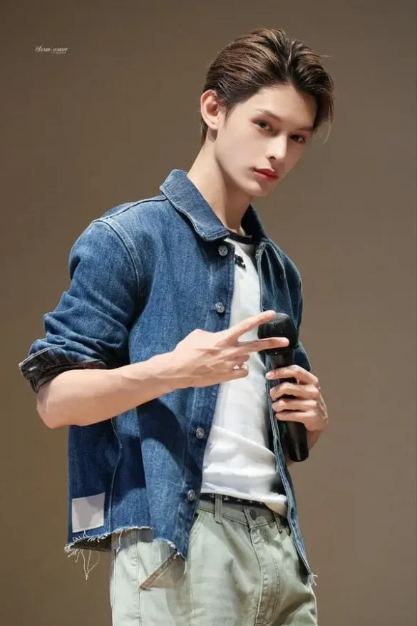 Ảnh James Cortis góc nghiêng cuốn hút