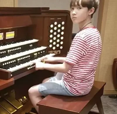 Ảnh Martin Cortis hồi bé đời thường