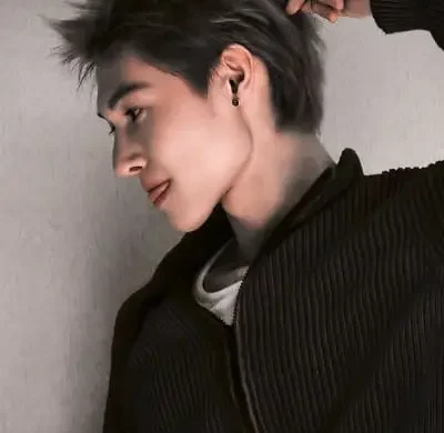 Ảnh Martin Cortis lè lưỡi nhẹ nhàng