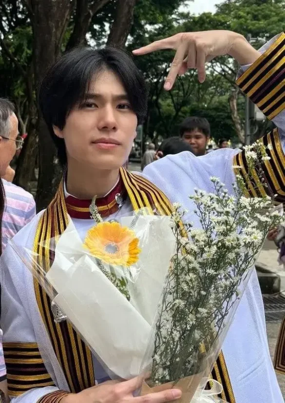 Phuwin Tangsakyuen lễ tốt nghiệp đại học