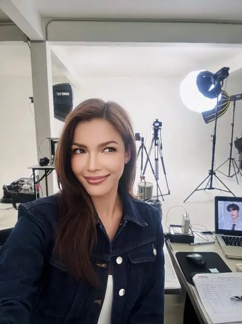 fahsai-paweensuda-drouin-thu-vien-hinh-anh-3 Fahsai Paweensuda Drouin chụp ảnh selfie tại studio với phong cách trẻ trung và nụ cười rạng rỡ