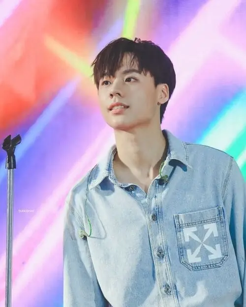jump-pisitpol-ekaphongpisit-thu-vien-hinh-anh-2 Jump Pisitpol Ekaphongpisit xuất hiện trên sân khấu với áo denim xanh và micro biểu diễn