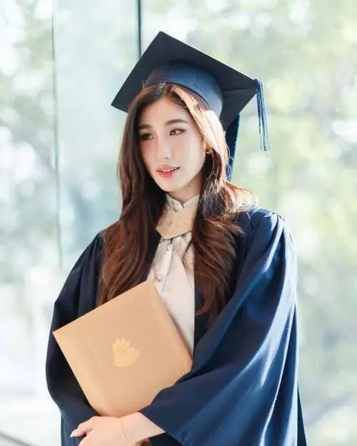 seya-nichada-thongchua-thu-vien-hinh-anh-3 Seya Nichada Thongchua trong lễ phục tốt nghiệp