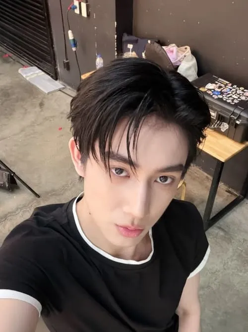 matthis-metharam-thu-vien-hinh-anh-1 Matthis Metharam chụp selfie với áo thun đen, khoe visual điển trai và mái tóc đen cuốn hút