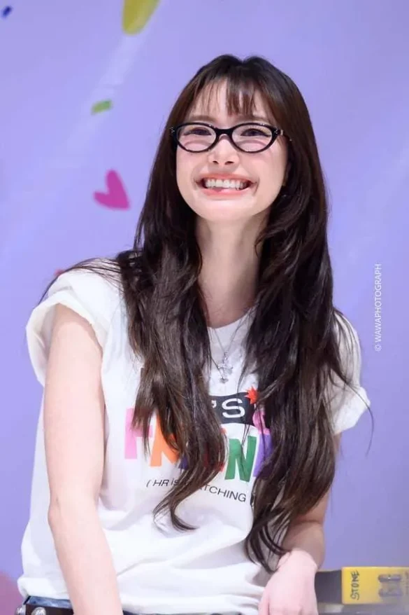 Ảnh JingJing Yu bật cười giòn tại sự kiện, đeo kính đen, nền tím