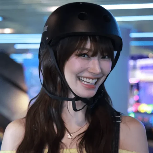 Ảnh JingJing Yu đội mũ bảo hiểm, bật cười giữa khu vui chơi trong nhà