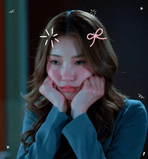 Ảnh JingJing Yu chống cằm hai tay, môi chu nhẹ, cảnh phim chèn sticker
