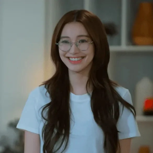 Ảnh JingJing Yu vai diễn phim EWB, áo thun trắng, cười trong không gian nhà