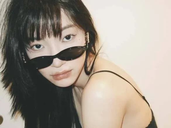 Ảnh JingJing Yu selfie nghiêng vai, kính râm đen bản nhỏ và áo hai dây