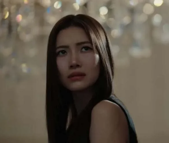 Ảnh JingJing Yu quay đầu lại với gương mặt đầm đìa nước mắt dưới đèn chùm