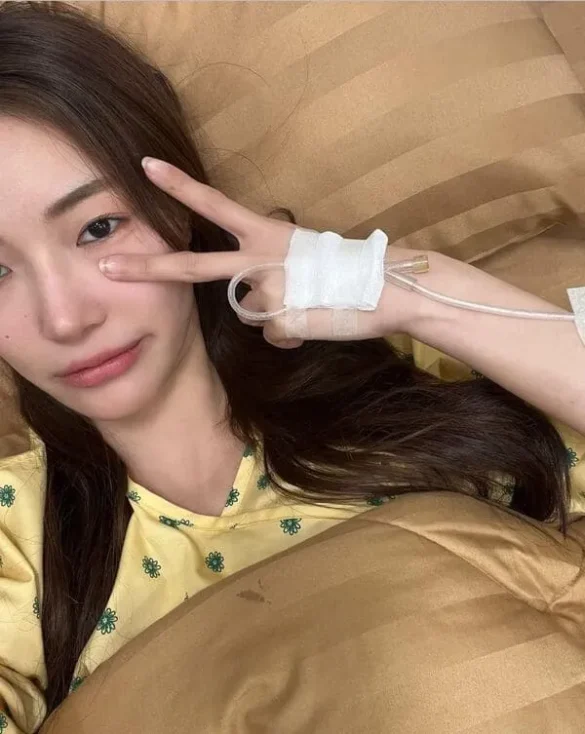 Ảnh JingJing Yu selfie trên giường bệnh, tay băng kim truyền tạo dấu chữ V
