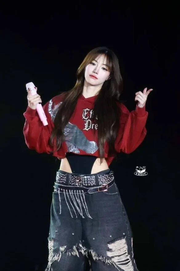 Ảnh JingJing Yu biểu diễn với áo nỉ đỏ crop và quần jeans rách đinh tán