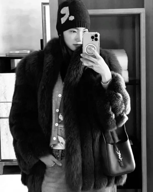 Ảnh JingJing Yu chụp gương trong áo lông dày, mũ len và túi Saint Laurent