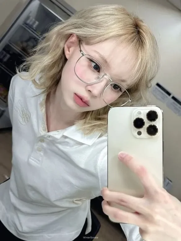 Ảnh Winter aespa selfie đeo kính tóc vàng bồng bềnh