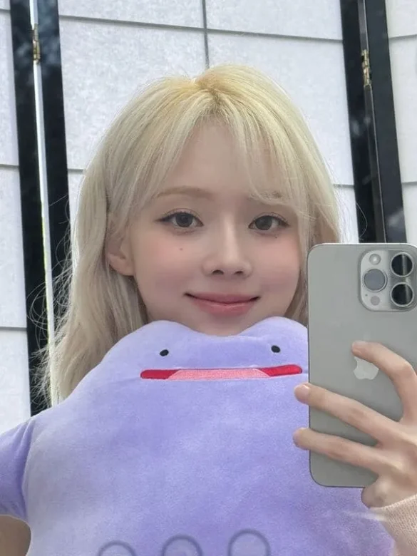 Ảnh Winter aespa selfie ôm gấu bông cười nhẹ