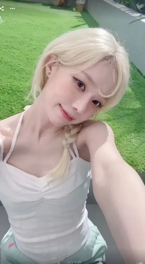 Ảnh Winter aespa selfie ngoài sân cỏ tóc vàng bạch kim