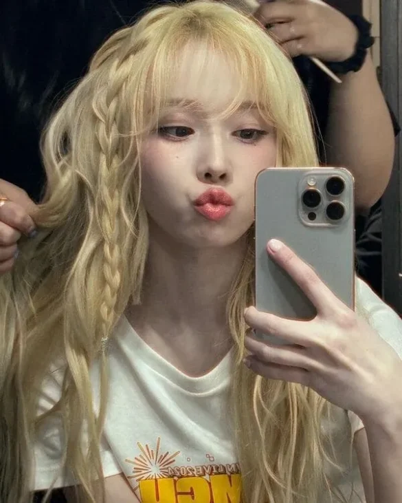 Ảnh Winter aespa selfie tóc tết bím chu môi đáng yêu