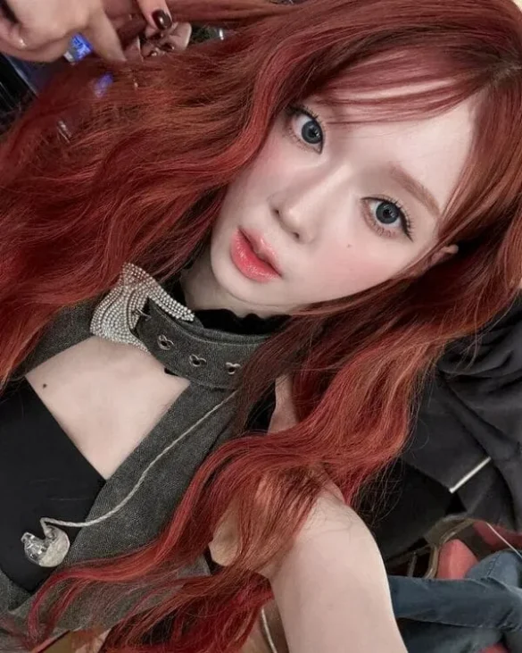 Ảnh Winter aespa tóc đỏ selfie mắt xanh nổi bật