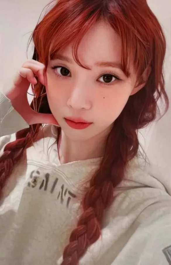 Ảnh Winter aespa tóc đỏ tết bím selfie cận mặt