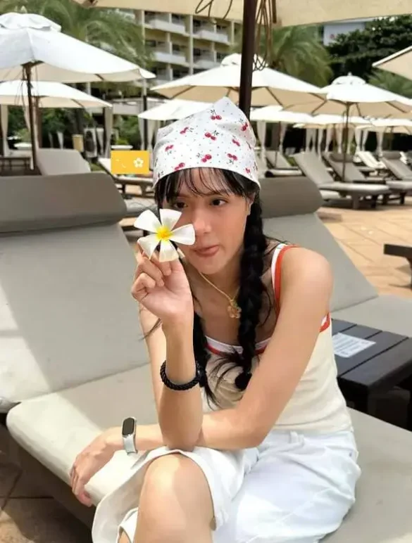 Michiru Ratapirom Bandapraneat chụp với hoa sứ