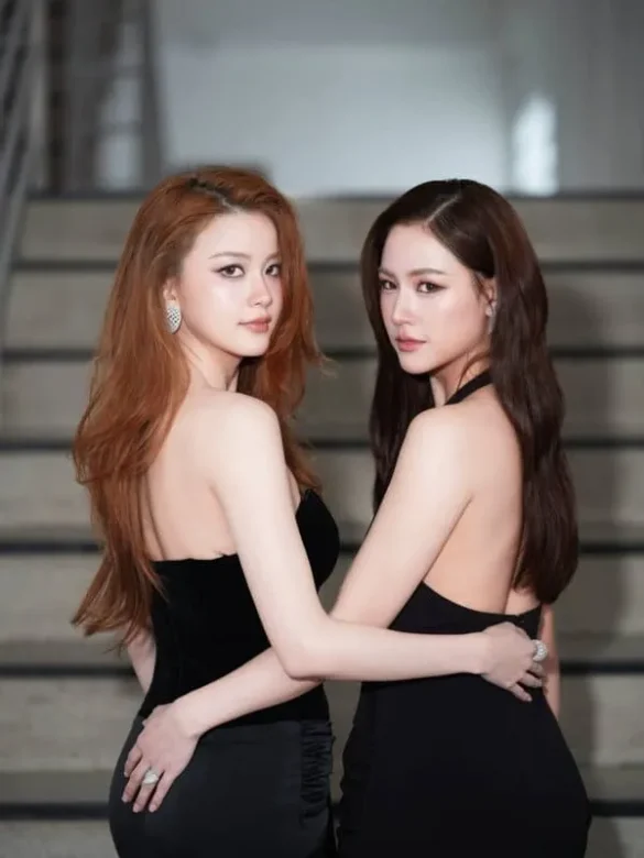 TanYuyu Couple ôm eo tạo dáng trên bậc thang trong váy đen