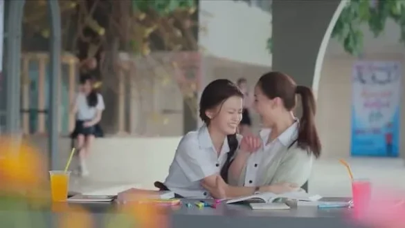 Ảnh TanYuyu cười vui bên bàn học trong đồng phục trắng