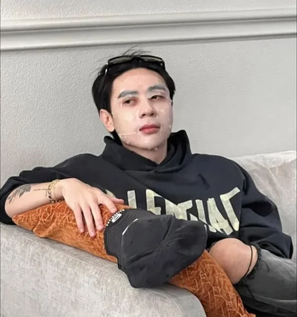 anh-dim-quang-hung-masterd-vo-tri-2 Ảnh dìm Quang Hùng MasterD vô tri đắp mặt nạ nằm sofa