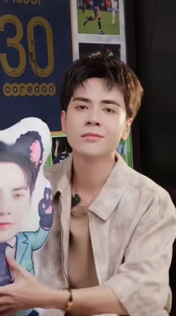 anh-dim-quang-hung-masterd-vo-tri-3 Quang Hùng MasterD ôm gối chibi dễ thương, ảnh dìm hài hước