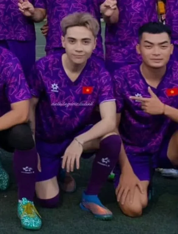 anh-quang-hung-masterd-dim-2 Hình ảnh Quang Hùng MasterD dìm mặc áo bóng đá tím