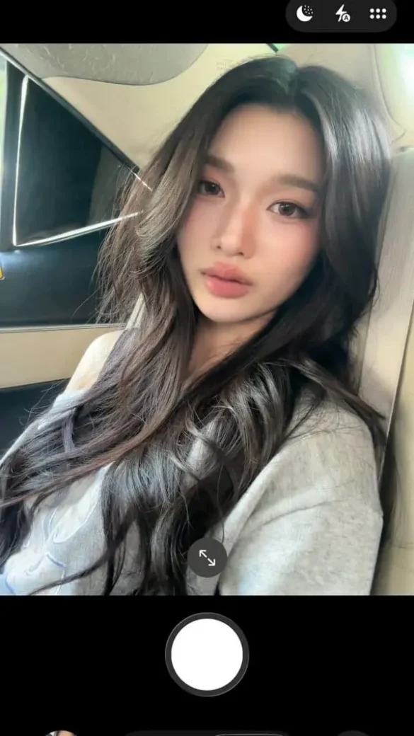 Yoghurt Yosita Wasuphiruk selfie trên xe